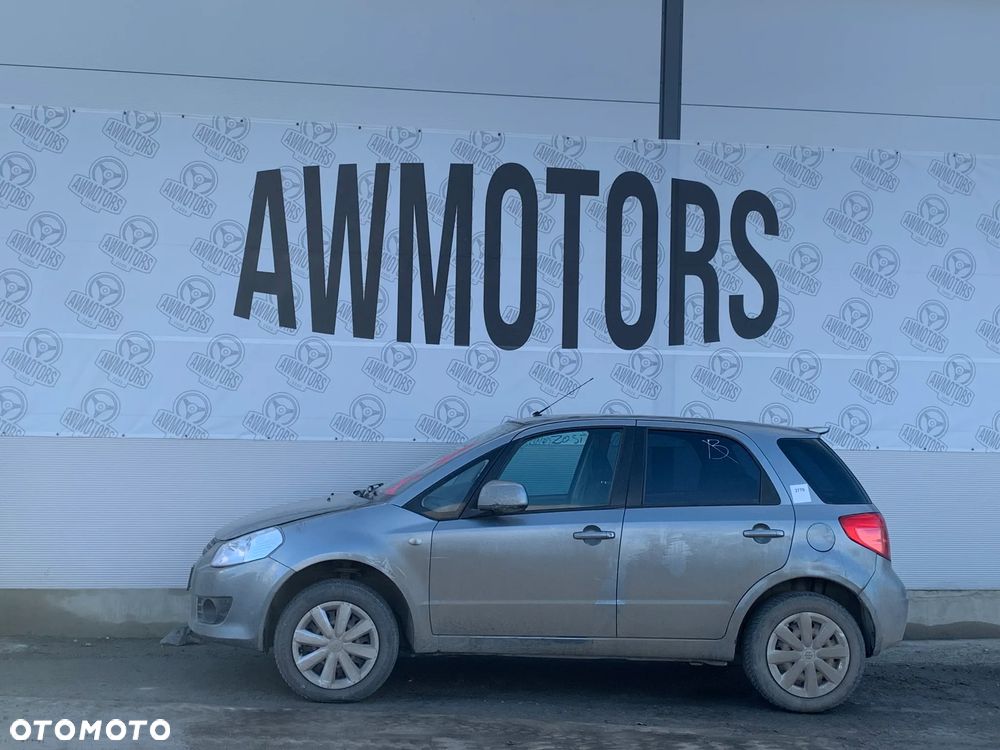SUZUKI SX4 2006 *SAMOCHÓD NA CZĘŚCI* 3779  MASKA, LAMPA, DRZWI, LUSTERKO, ZDERZAK, GRILL, BŁOTNIK, KLAPA, BELKA, DESKA, FOTELE, KANAPA, ĆWIARTKA KIEROWNICA, TARCZE, ZACISKI, ZAWIESZENIE, KOMPLETNY PRZÓD, KOMPLETNY TYŁ, LICZNIK, ZEGARY, PRAWE LEWE PRZÓD TYŁ - 1