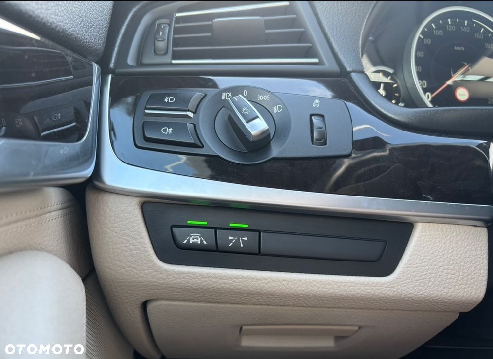 BMW Seria 5 528i xDrive - 23