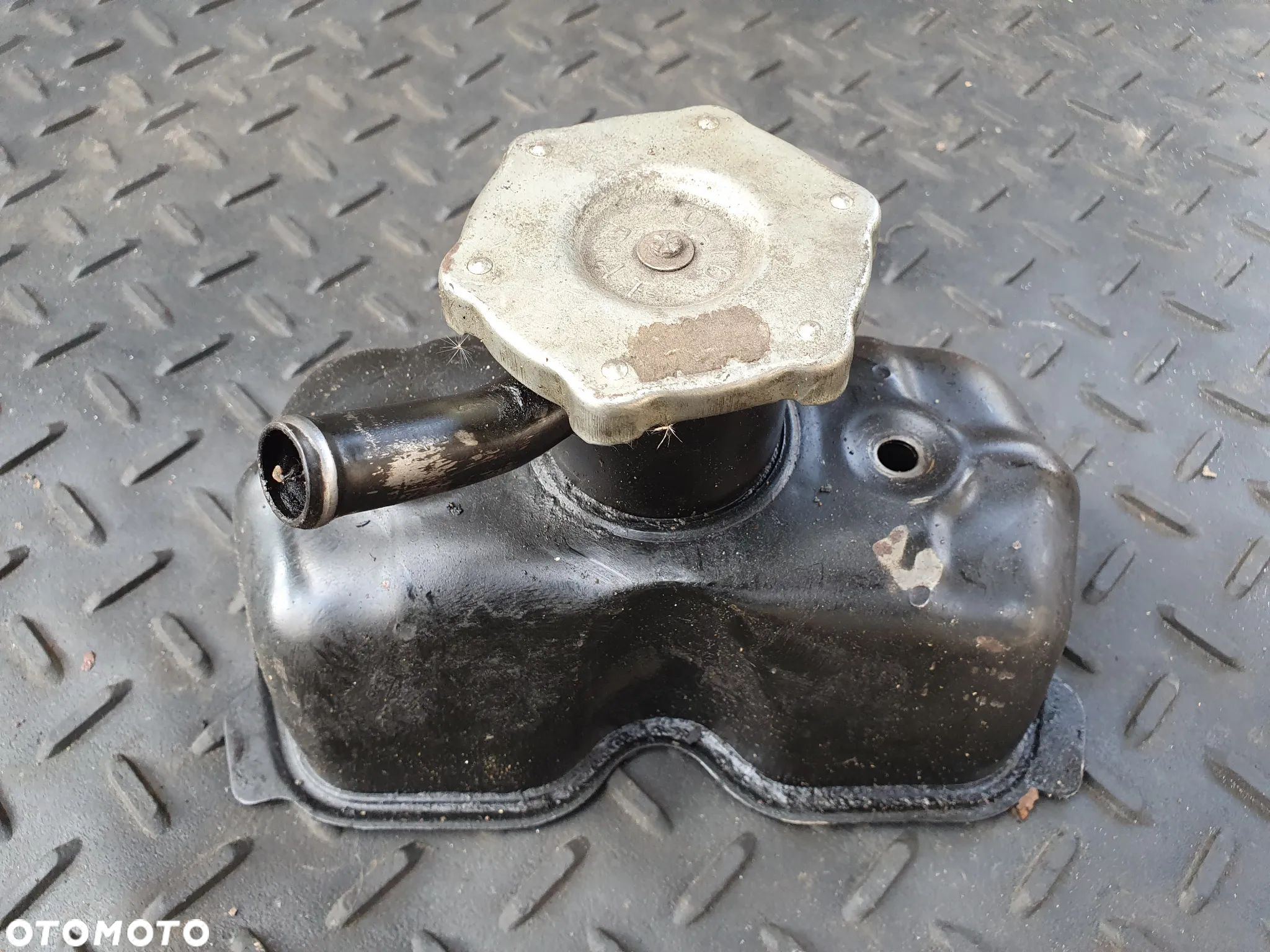 FIAT 126P POKRYWA ZAWORÓW - 1