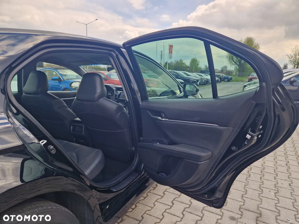 Toyota Camry Luxury - 28