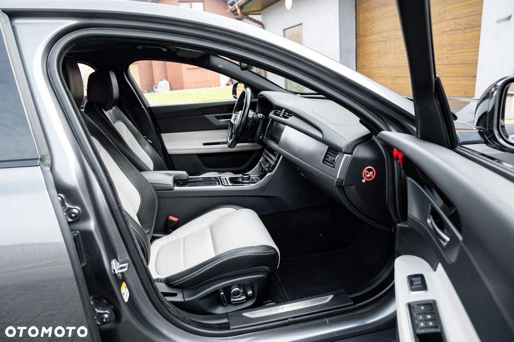 Jaguar XF 35t R-Sport - 22