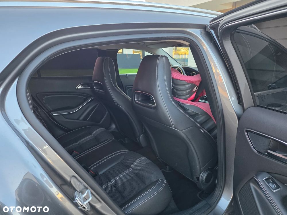 Mercedes-Benz GLA 200 7G-DCT Urban - 14