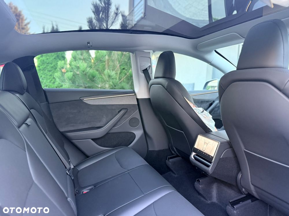 Tesla Model Y Long Range AWD - 27