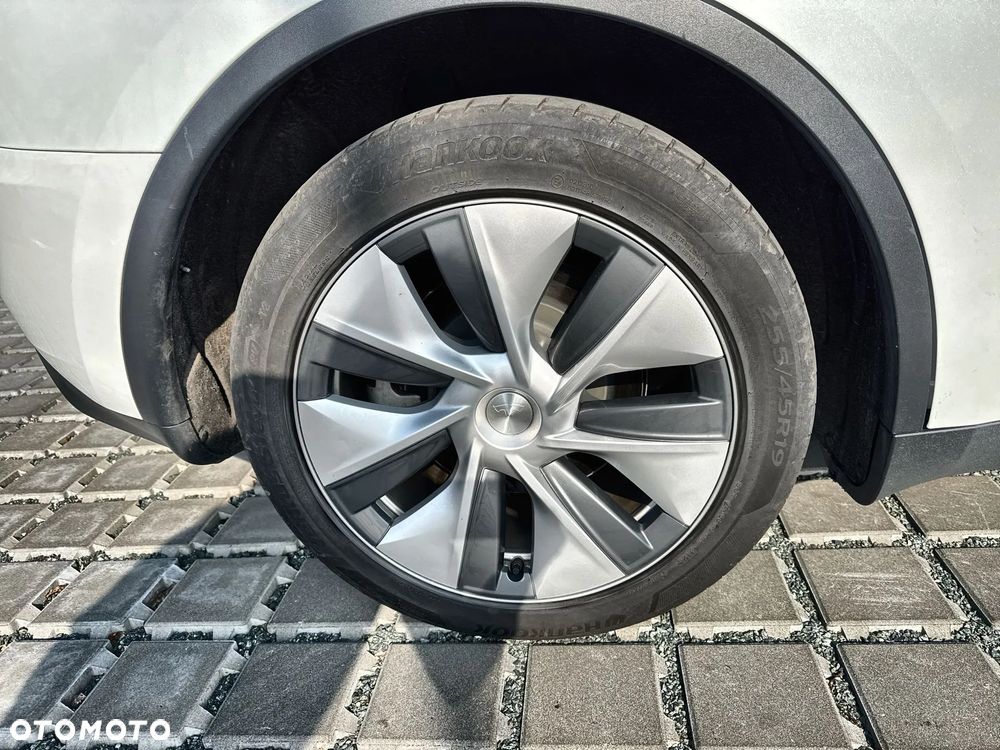 Tesla Y Long Range AWD - 16