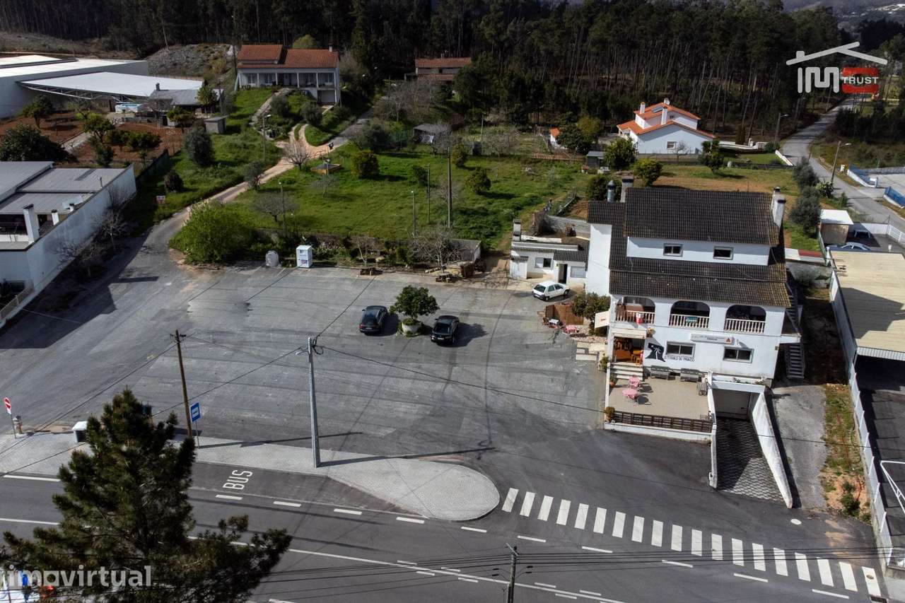 Prédio com 2 apartamentos e um restaurante - Grande imagem: 2/39