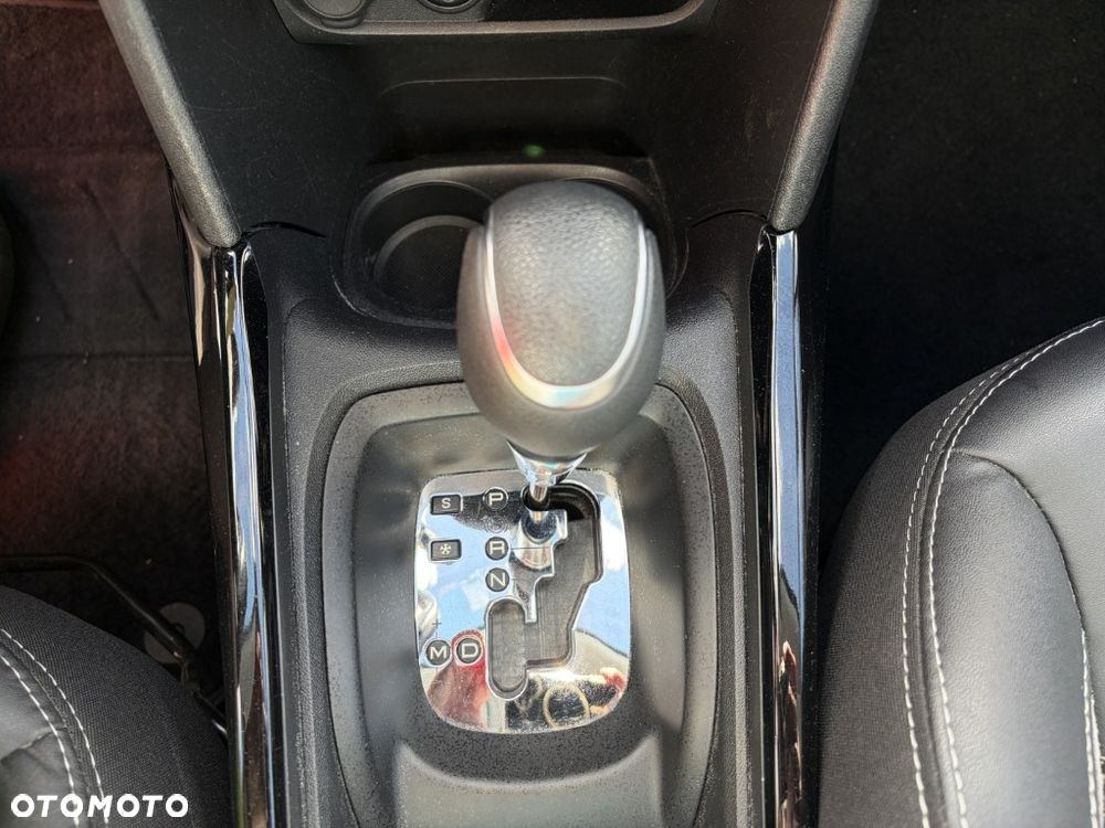 Peugeot 2008 1.2 Pure Tech GPF Allure S&S EAT6 - 24