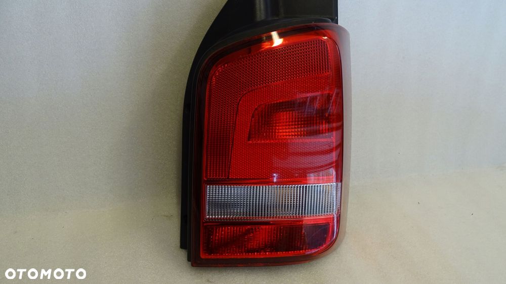 VW T5 7E5 MULTIVAN LIFT - lampa tylna lewa - 2