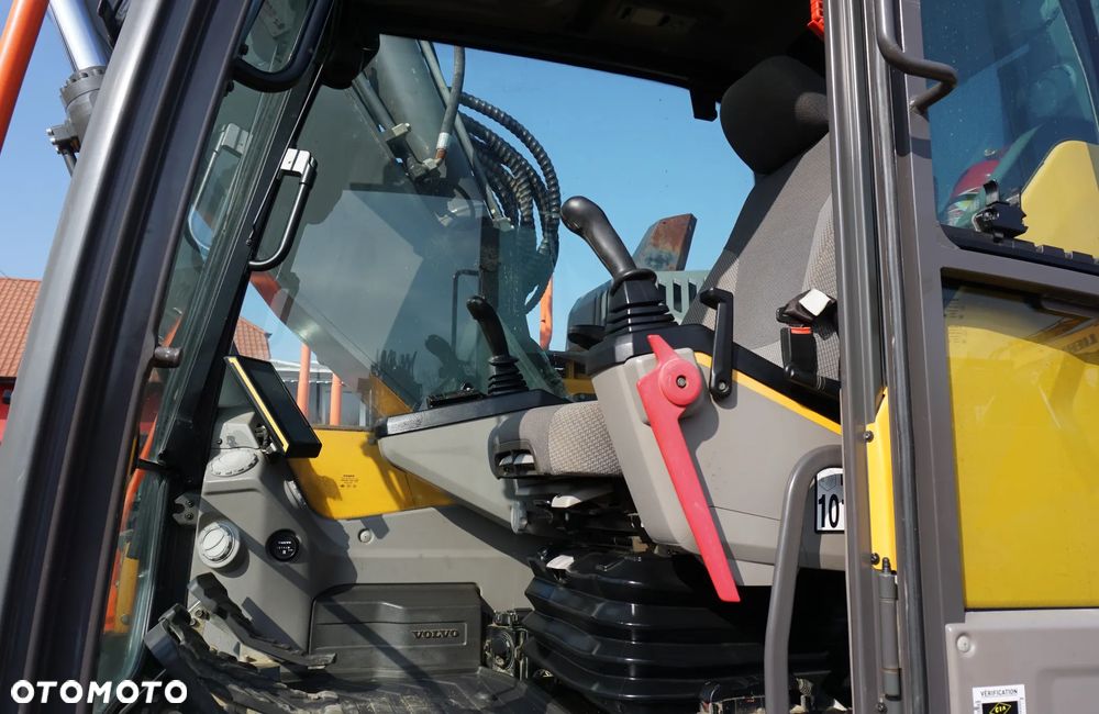 Volvo ECR 235 L - 11