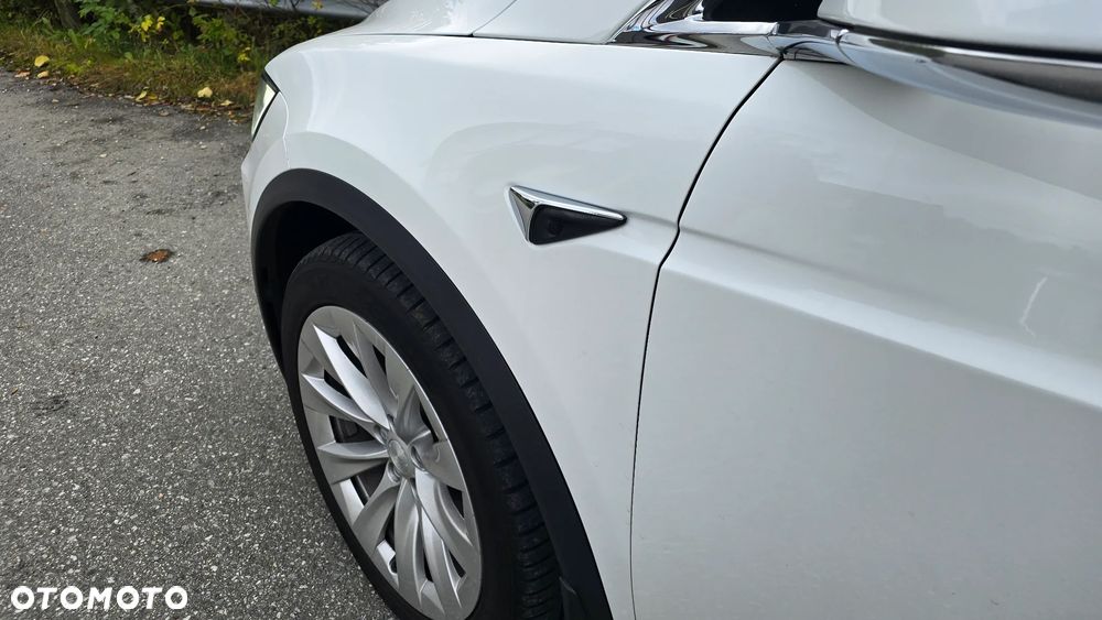 Tesla Model X - 10