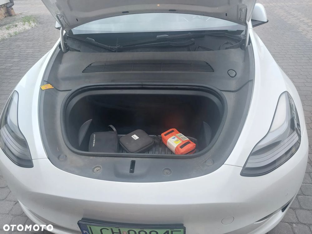 Tesla Model Y - 8