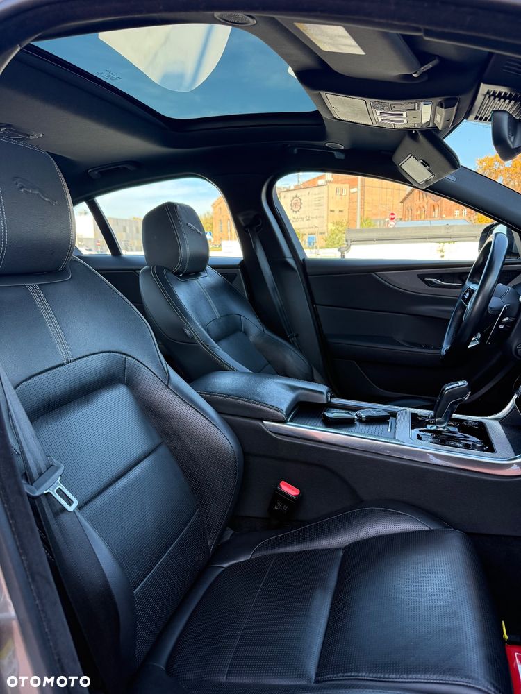 Jaguar XE D200 R-Dynamic HSE - 29