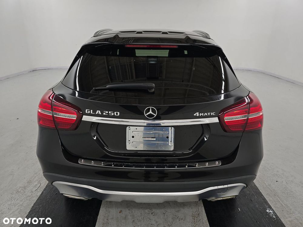 Mercedes-Benz GLA 250 4Matic 7G-DCT - 6