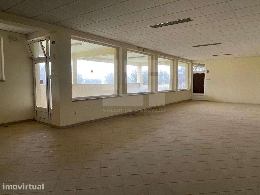Prédio urbano correspondente a um edifício com 2 pisos destinados a... - Grande imagem: 2/11