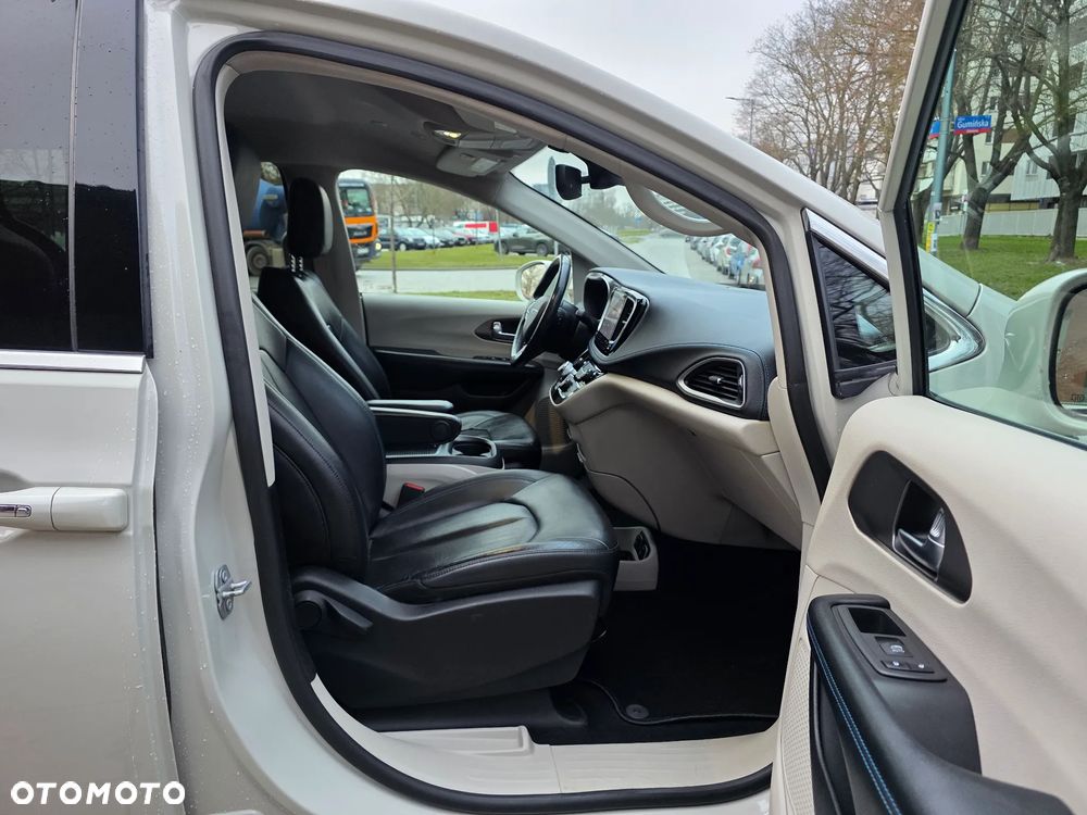 Chrysler Pacifica - 34