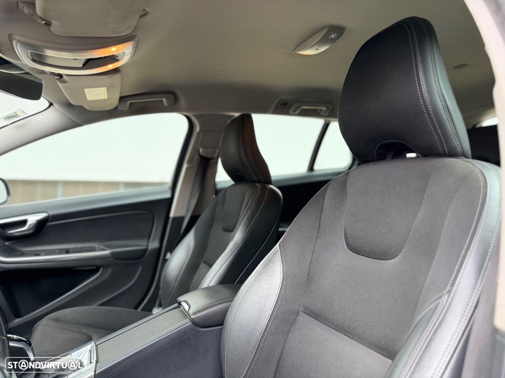 Volvo V60 2.4 D6 R-Design Mom.AWD Phev - 18