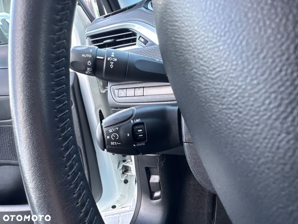 Peugeot 208 PureTech 82 Stop & Start Signature - 26