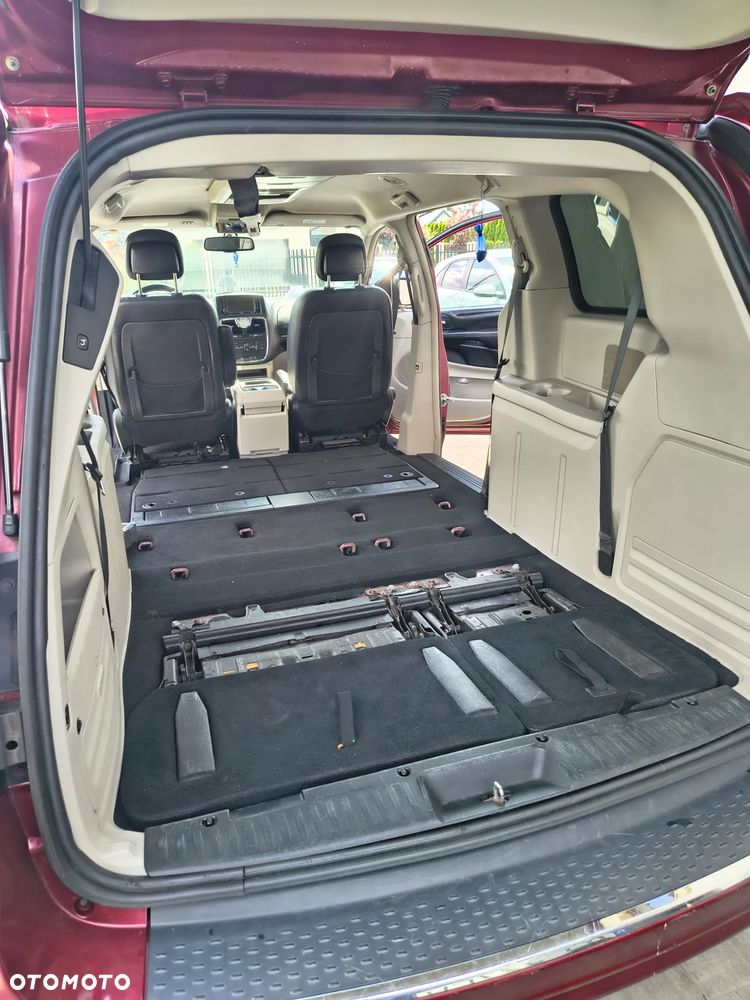 Chrysler Town & Country - 29