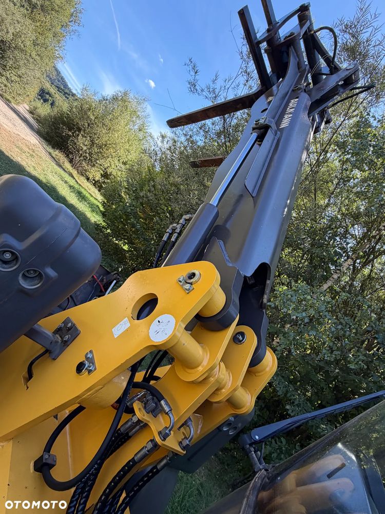 Mecalac AX1000 Ładowarka kołowa łamana 6,5 tony. Udźwig około 3 tony. 2017 rok.  Jak Nowa! Oryginał łyżka KROKODYL otwierana i widły. Mocny silnik DEUTZ 4 cylindry DEUTZ. Zero luzów i wycieków. Aktualne Badania DEKRA BMWT. Wielka Okazja. Maszyna jak nowa z Salonu. 2900 mtg. Pochodzi z Norweskiego urzędu gminy. Dodatkowe linie Hydrauliczne. Szybka wolna Jazda Rewers Hydrostatic. Wersja Norweska Mocne doświetlenie dodatkowe grzanie. kabina Ogrzewana wentylowana! Zmiana Osprzętu Hydrauliczna! pełne sterowanie z dżojstika! Podzespoły pompy suche, czytelne tabliczki! OKAZJA - 37