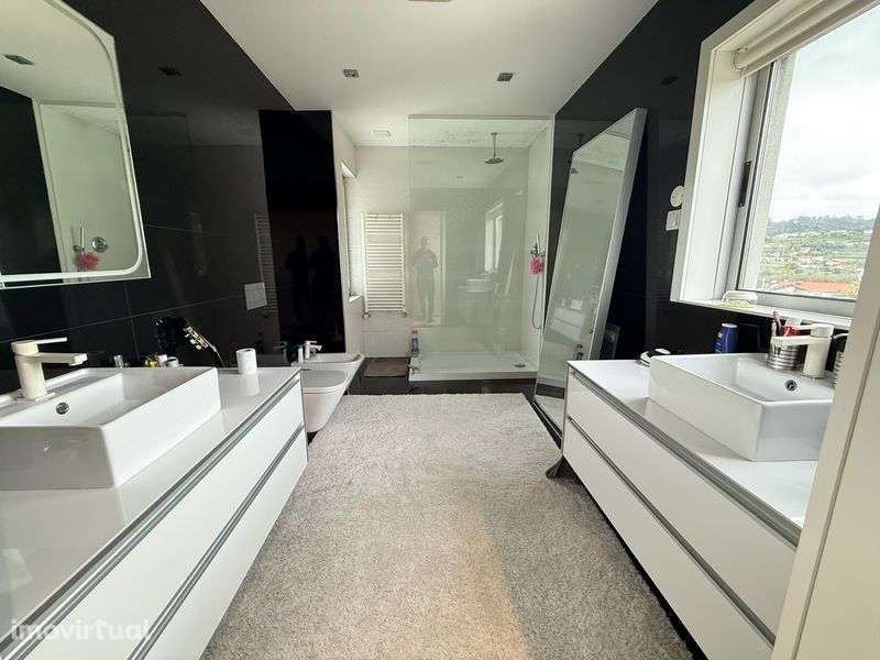 Vivenda V3 Moderna com Piscina, Jardim e Totalmente Mobilada - Grande imagem: 5/12