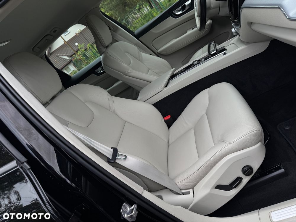 Volvo XC 60 B4 D AWD Geartronic Momentum Pro - 27