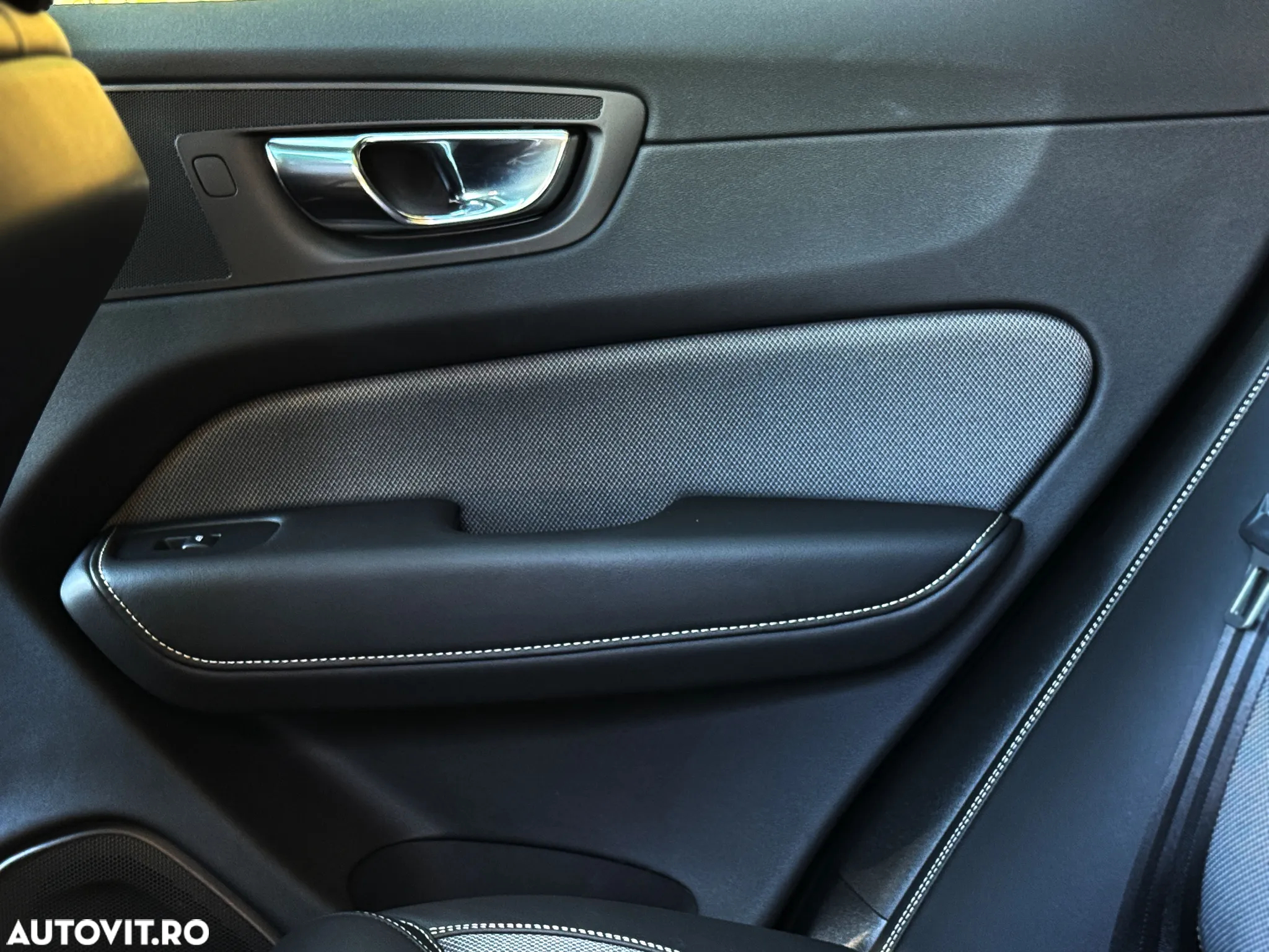 Volvo XC 60 B4 MHEV AT8 AWD R-Design - 27
