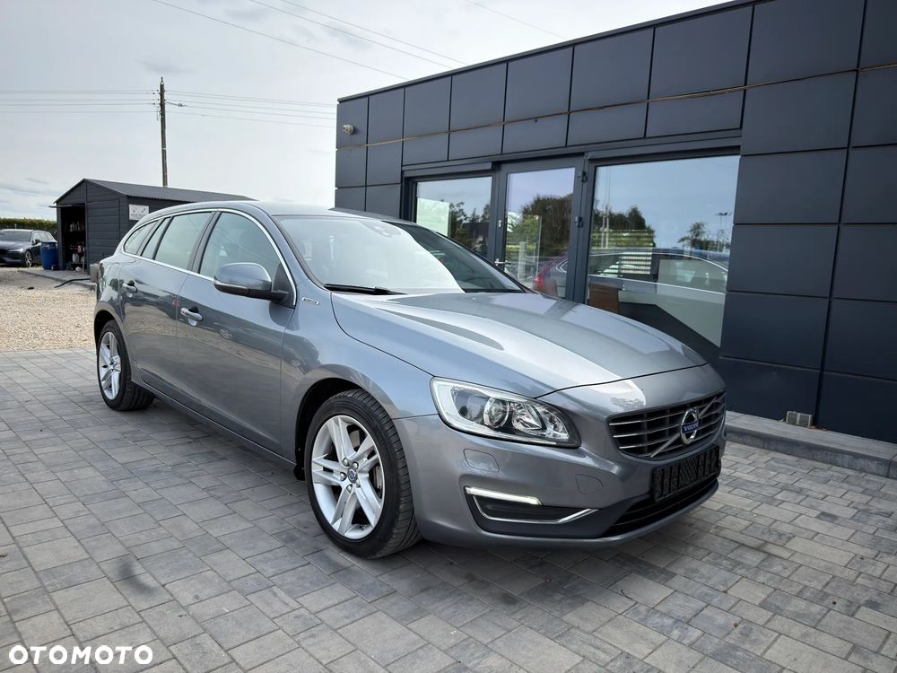 Volvo V60 D6 AWD Plug-in Hybrid R-Design Momentum - 2