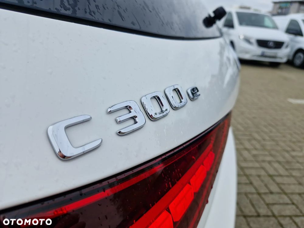 Mercedes-Benz Klasa C 300 e PHEV AMG - 37