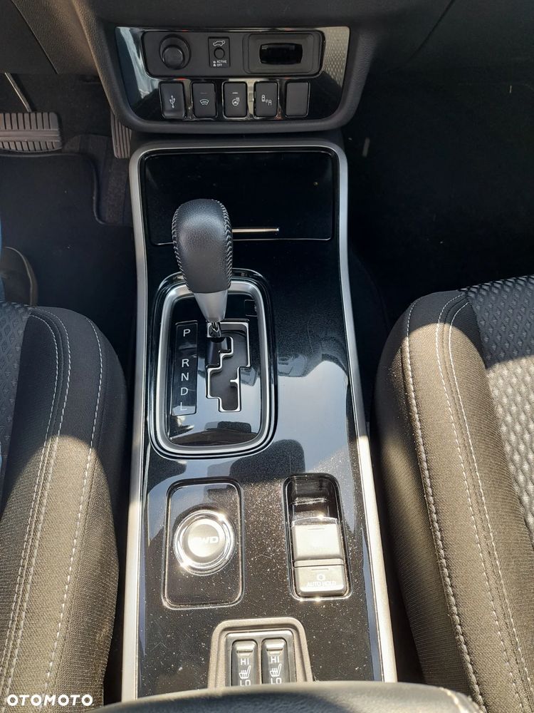 Mitsubishi Outlander 2.0 Instyle + 4WD CVT - 12