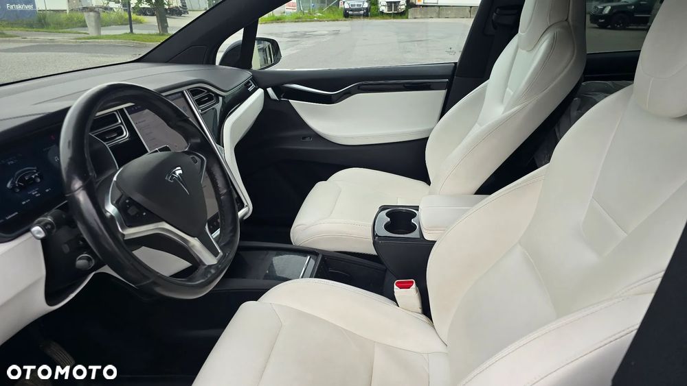 Tesla Model X - 12