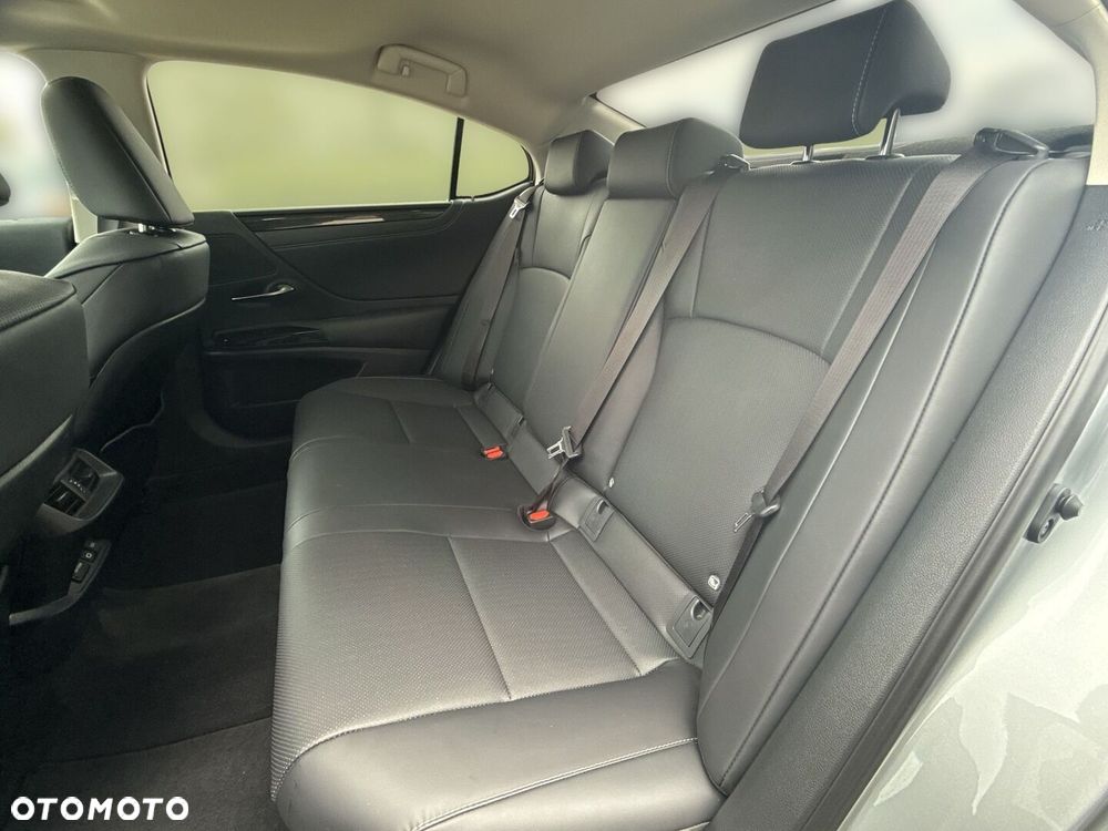 Lexus ES 300h Business Edition - 19