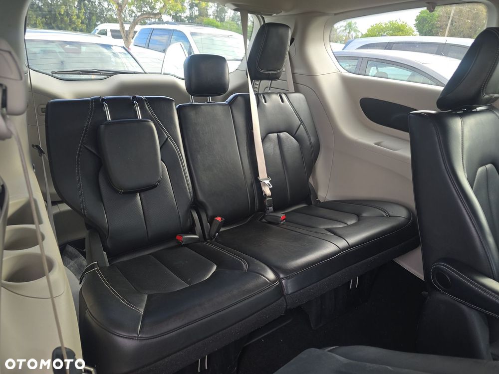 Chrysler Pacifica - 11