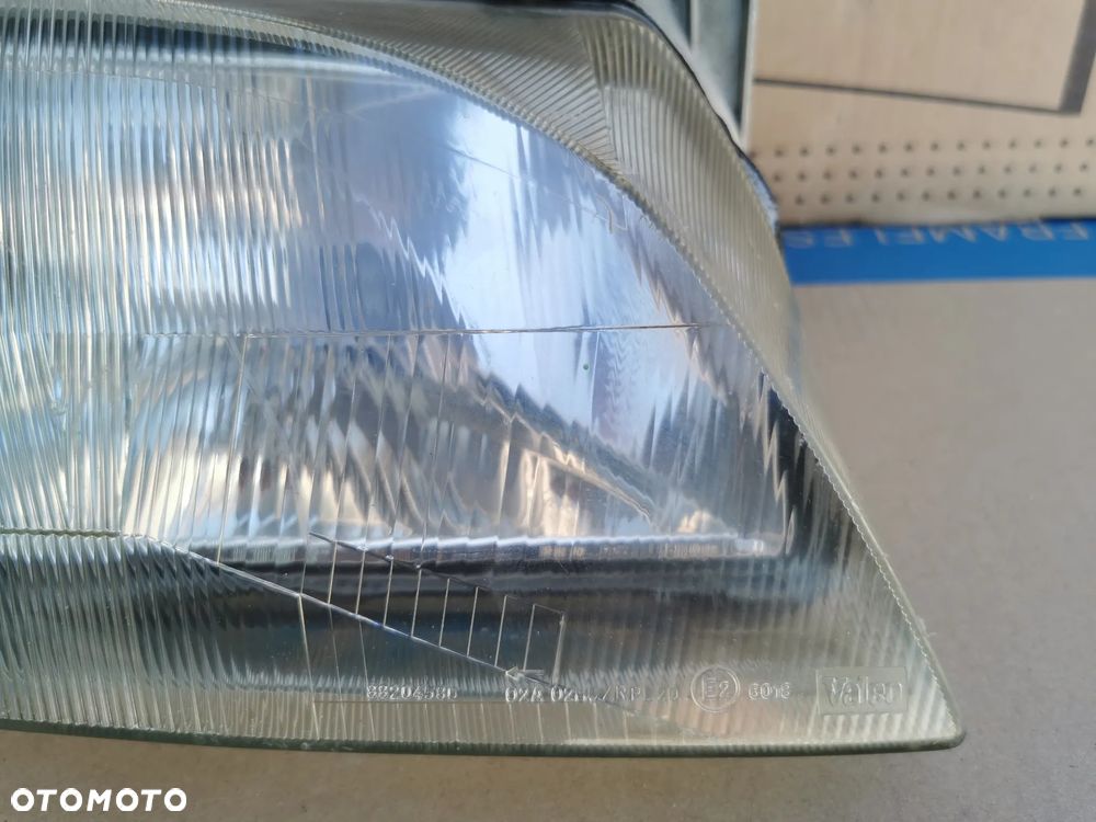 Suzuki Swift Subaru Justy Lampa prawy przód przednia prawa Valeo - 4