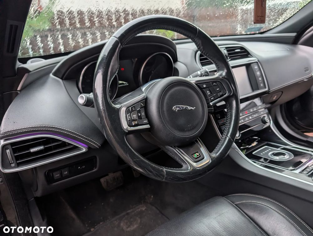 Jaguar XE 2.0 D R-Sport - 6
