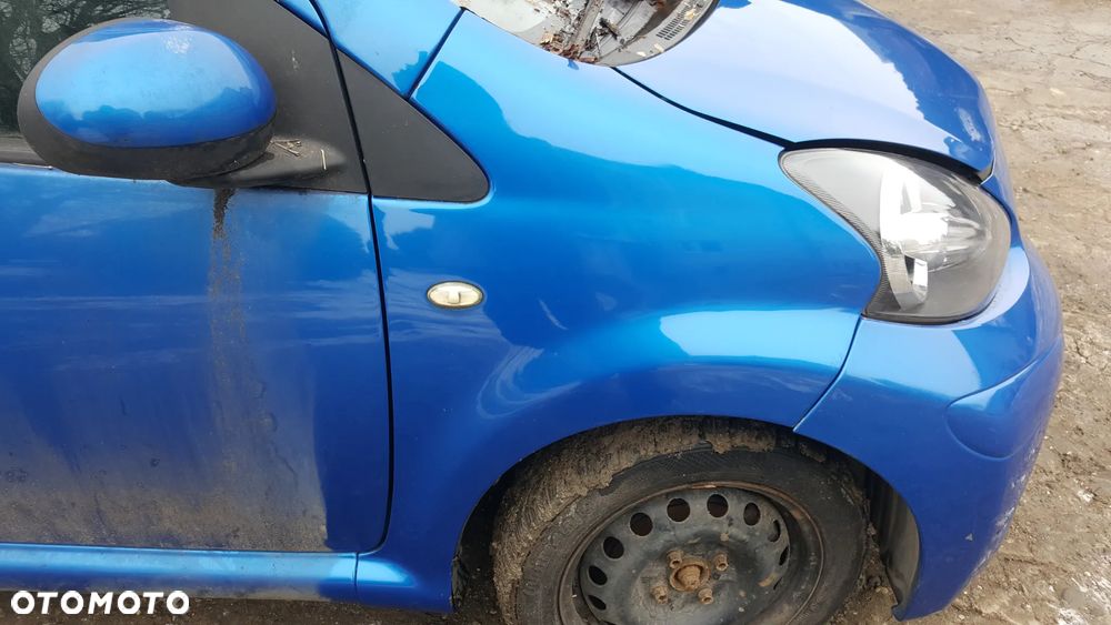 BŁOTNIK PRAWY PRZÓD PRZEDNI TOYOTA AYGO I LIFT 12-14 LAK. 8U7