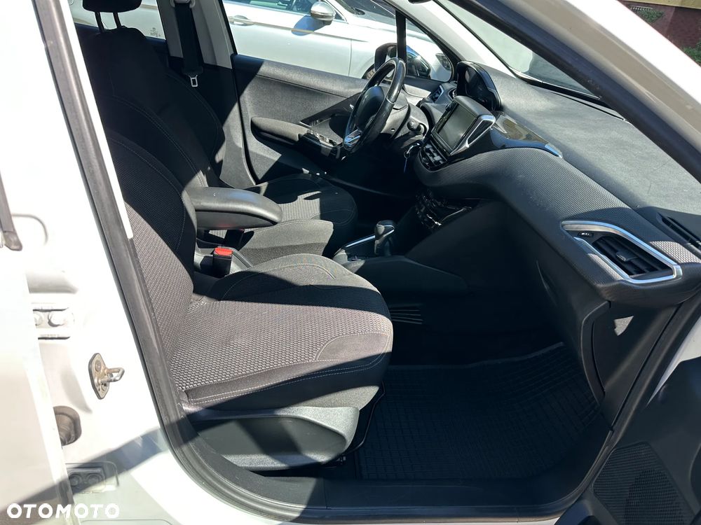 Peugeot 208 1.2 PureTech Allure S&S EAT6 - 19