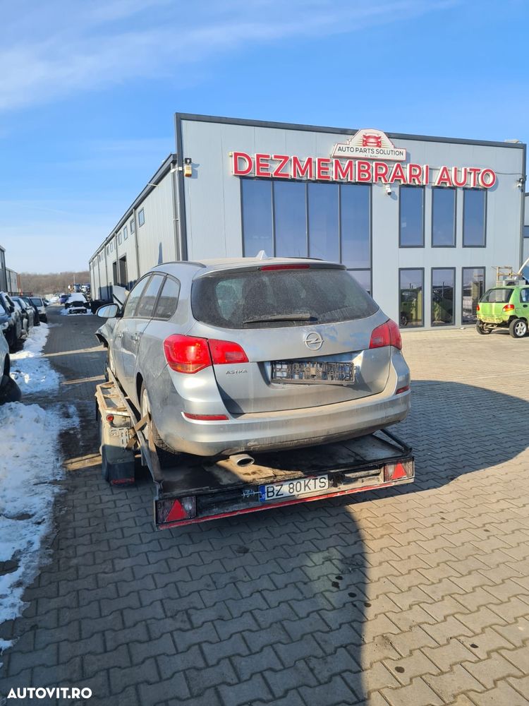Dezmembram Opel Astra J 2.0 diesel din 2012 - 3
