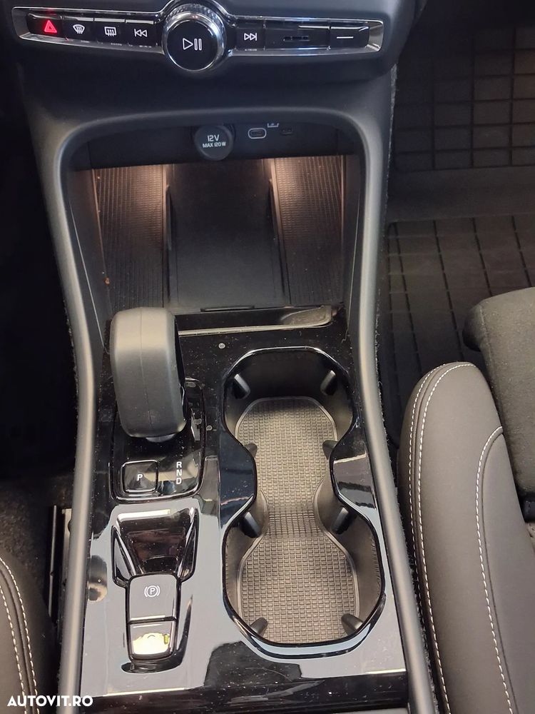 Volvo XC 40 B4 AT FWD MHEV Ultra Dark - 38