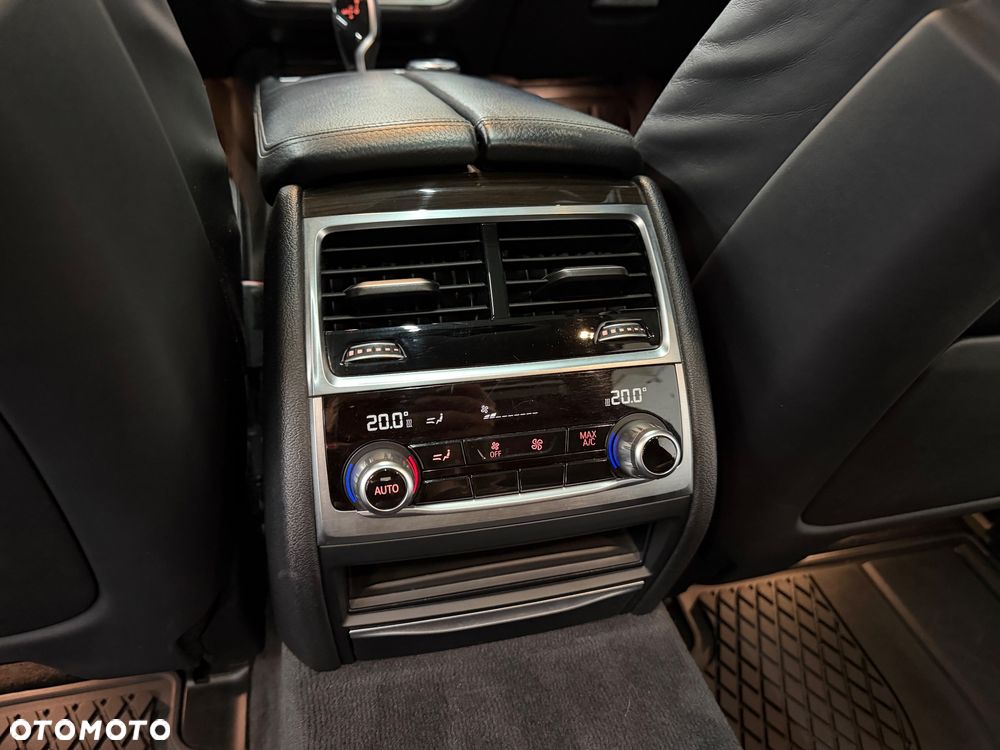 BMW Seria 7 740Li - 33