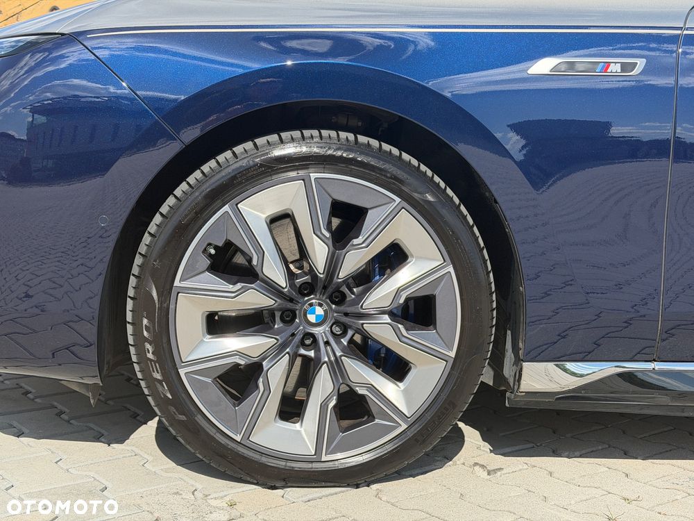 BMW i7 - 8