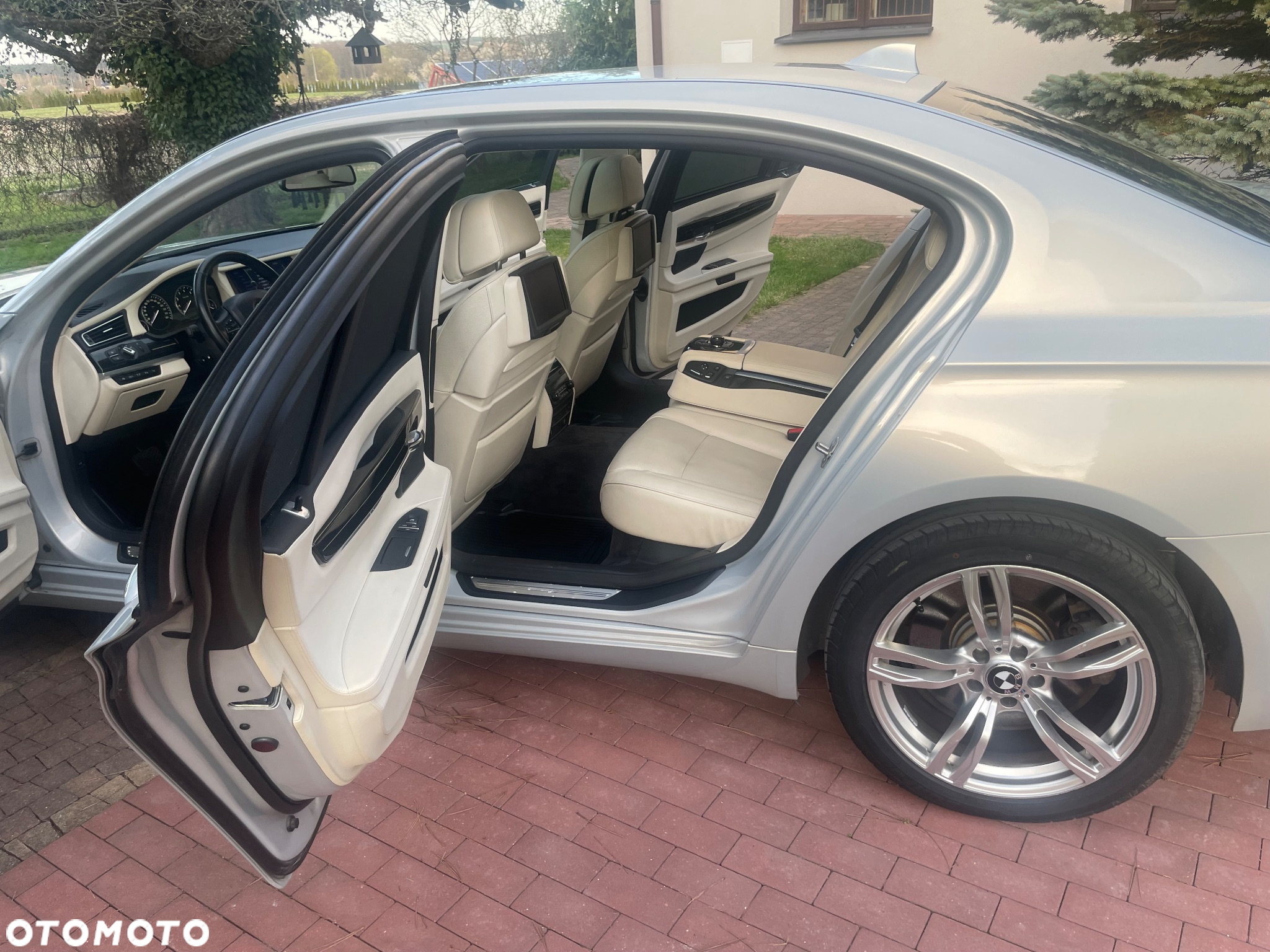 BMW Seria 7 750i L xDrive - 26