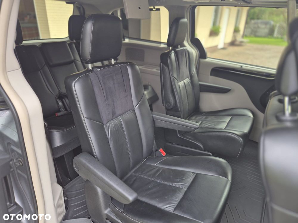 Chrysler Town & Country - 12