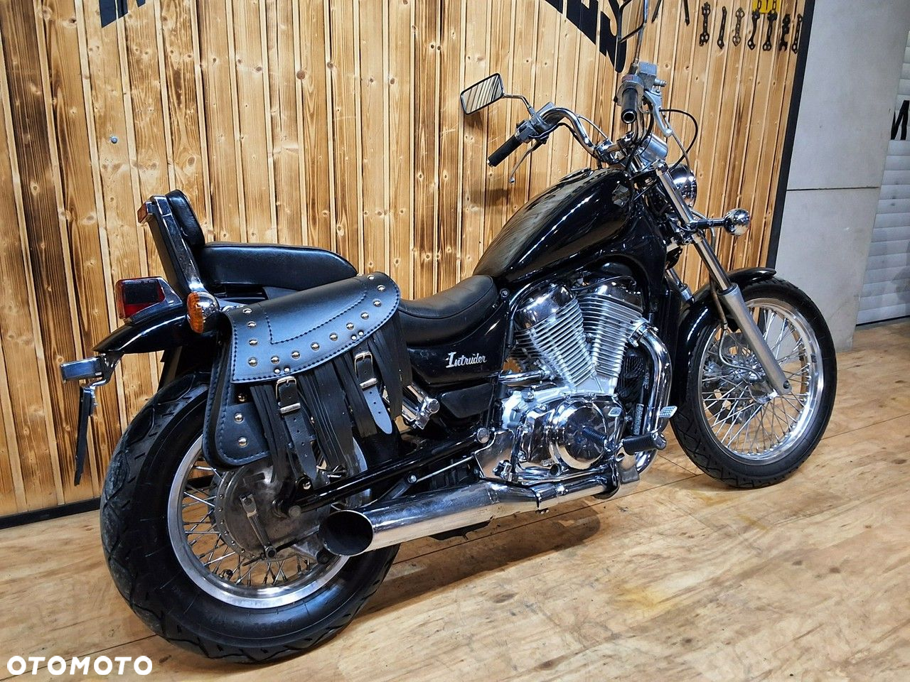 Suzuki Intruder - 11