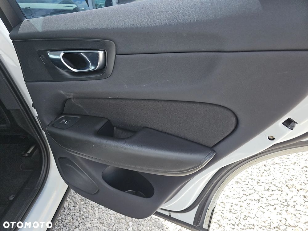 Volvo XC 60 T4 Momentum Pro - 23