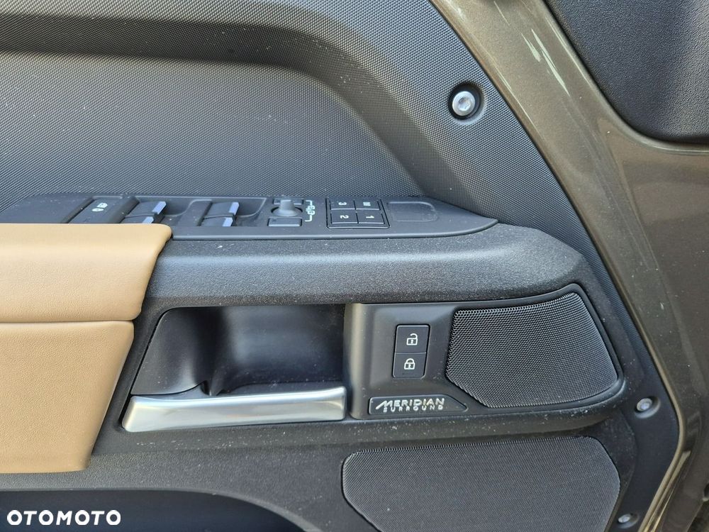 Land Rover Defender 130 D350 X-Dynamic HSE - 24