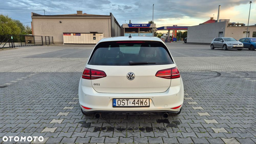 Volkswagen Golf - 2