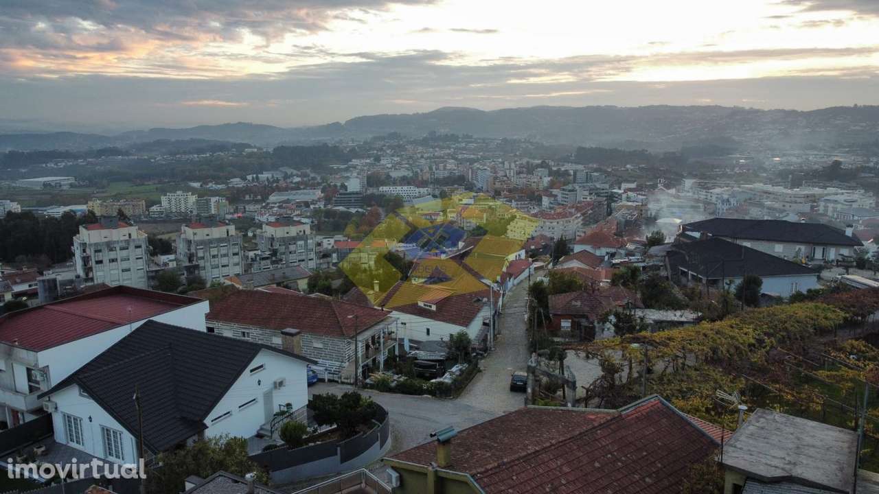 Moradia T4+T1 em Felgueiras (Centro da cidade) - Grande imagem: 2/23