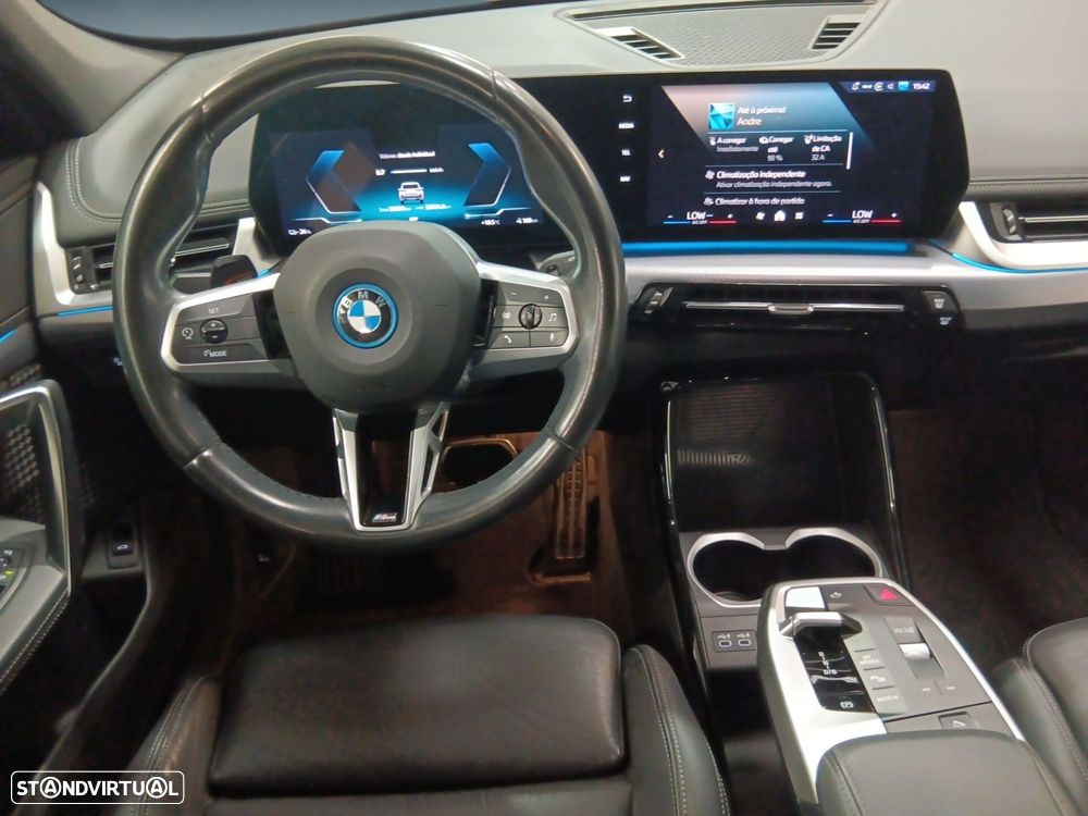 BMW iX1 eDrive20 Pack Desportivo M - 12