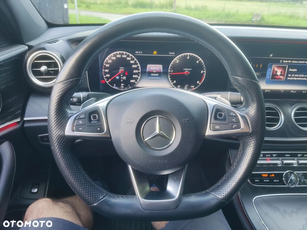 Mercedes-Benz Klasa E 220 d 4-Matic 9G-TRONIC - 27