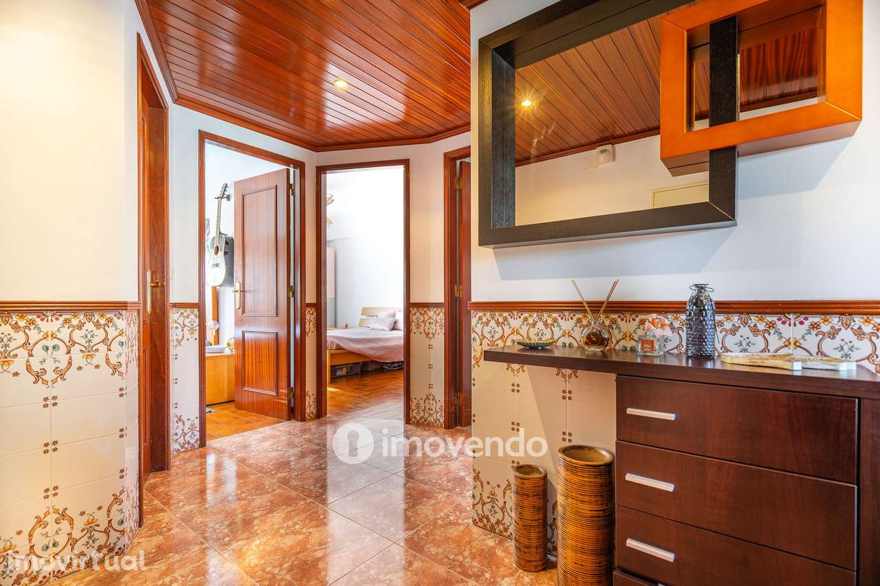 Apartamento T2 luminoso, com uma cave enorme, em Corroios - Grande imagem: 5/42