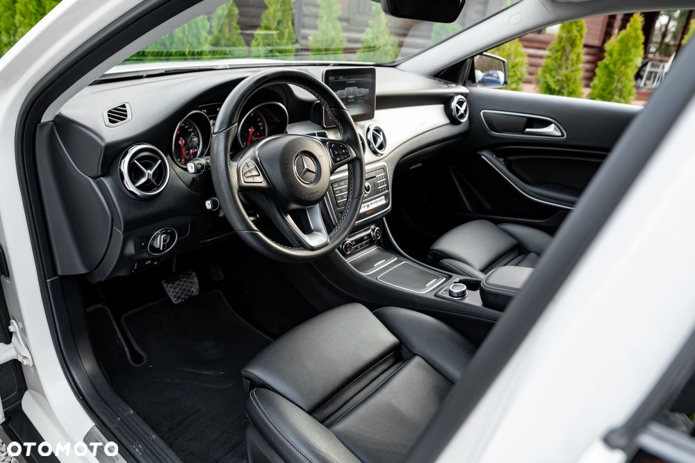 Mercedes-Benz GLA 200 7G-DCT - 19